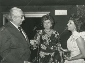 En la imagen, Mona Jiménez junto al Embajador del Perú y Nelsy Chelala