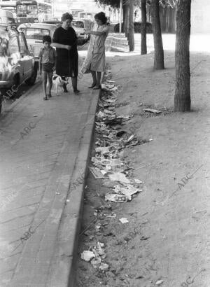 Dos Mujeres y un niño Pasean por una de sus Calles en las que se Amontonaba la...