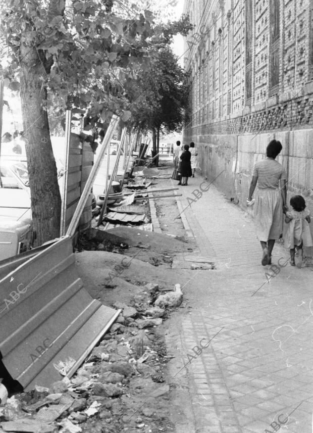 Una de las Calles de Leganés, llena de Escombros y Basura, ya que no Existía...