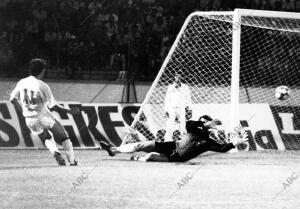 El partido de ida, jugado en el estadio Ramón Sánchez-Pizjuán, finalizó con...