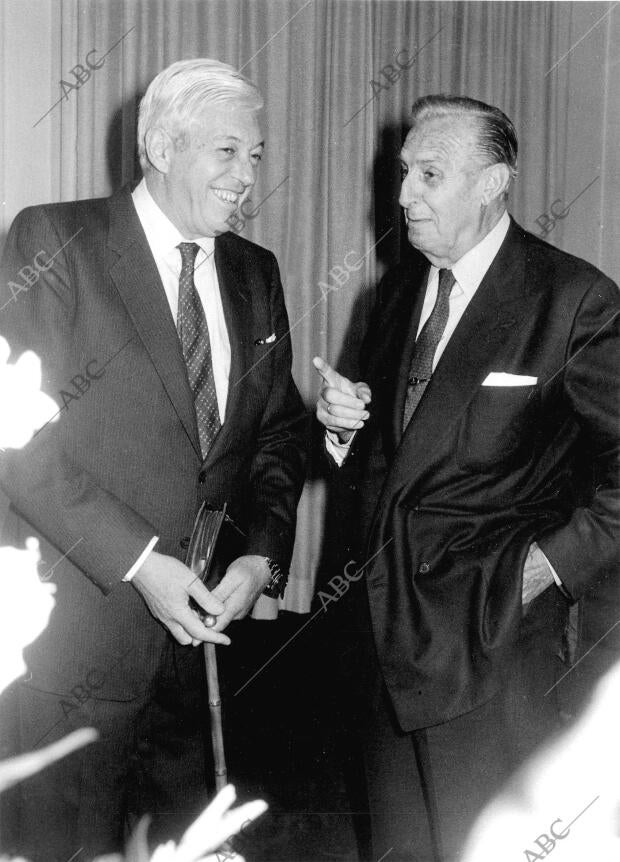 Don Guillermo Luca de tena y Luis de Carlos en una cena Ofrecida A Vicente...