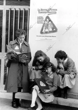 Estudiantes junto A los Carteles de protesta en A favor de una enseñanza de...