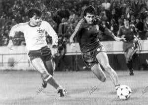 Partido clasificatorio para la Eurocopa de Francia 1984, disputado en el estadio...