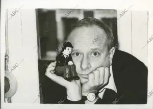 Manuel Summers posa con una figurita de Charlot