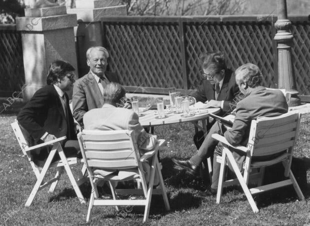 Reunión informal en los jardines de La Moncloa de Willy Brandt y Bruno Kreisky...