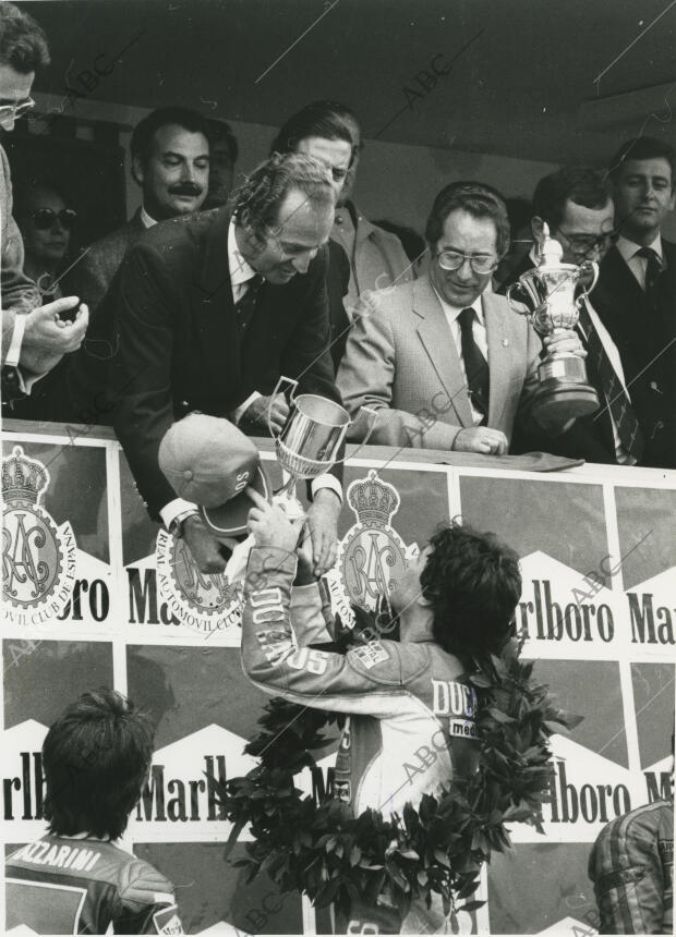 Ángel Nieto recibiendo la copa tras vencer en la carrera de 125 cc celebrada en...