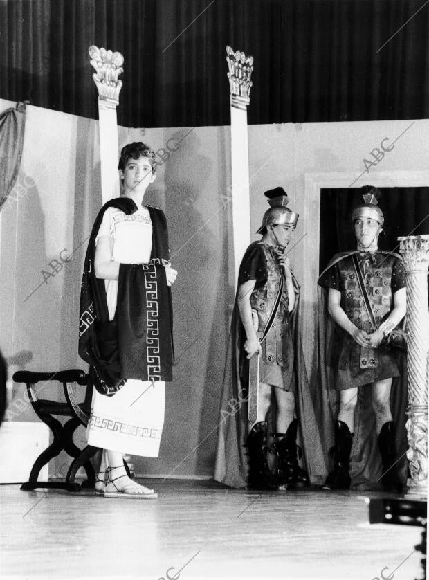 Representacion teatral de la obra de Albert Camus "Caligula", en su colegio...