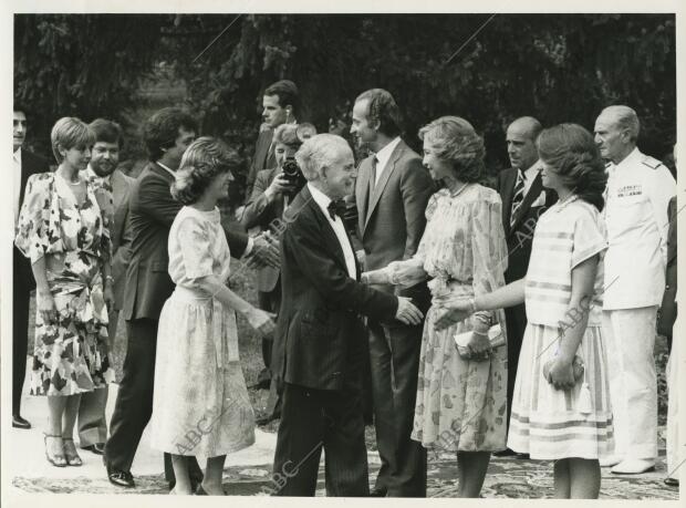 En la foto aparecen Sus Majestades, la Infanta Elena, Julio Caro Baroja, Sancho...