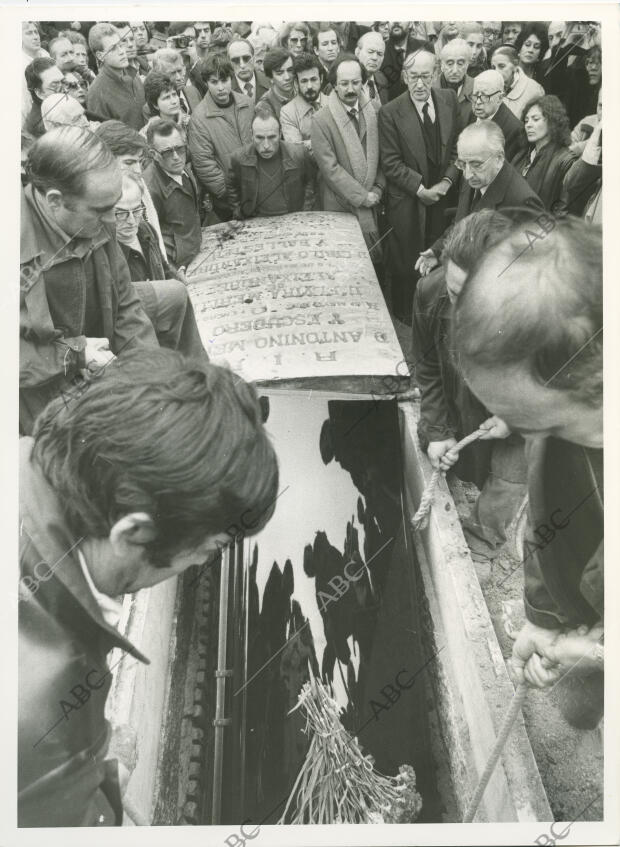 El féretro es depositado en el panteón familiar del cementerio de la Almudena