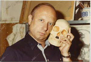 Manuel Summers posa junto a una calavera