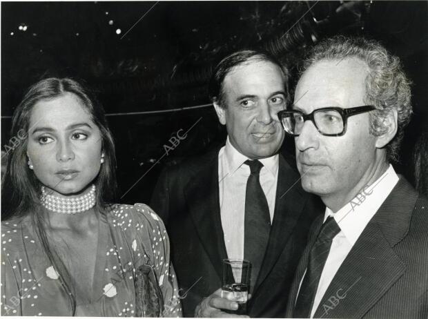 En la imagen, Isabel Preysler con Carlos Falcó y Miguel Boyer, cuando aún era la...
