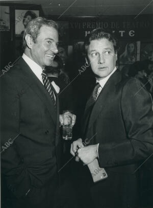 Arturo Fernández y Carlos Larrañaga en la entrega del premio Mayte de teatro a...