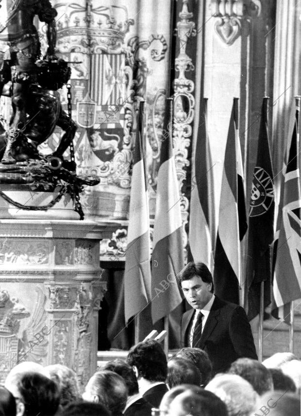 Felipe González pronuncia un discurso durante el acto de firma del tratado de...