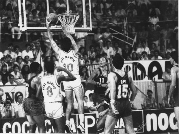 Partido de liga de baloncesto entre el Real Madrid y el Fútbol Club Barcelona