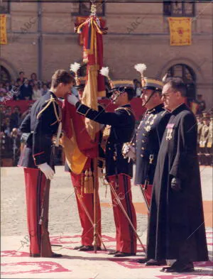 El príncipe de Asturias jura solemnemente la bandera en la academia general...