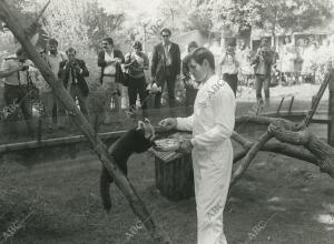 En la imagen, con su cuidador, Mario Robledillo