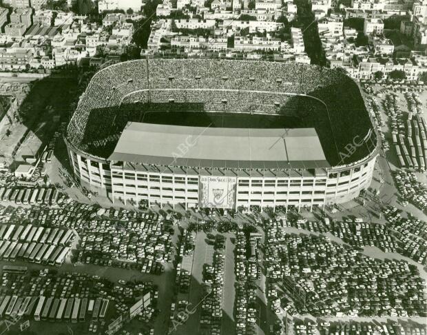 Vista aérea del estadio Ramón Sánchez-Pizjuán el 27 de octubre de 1985, con...