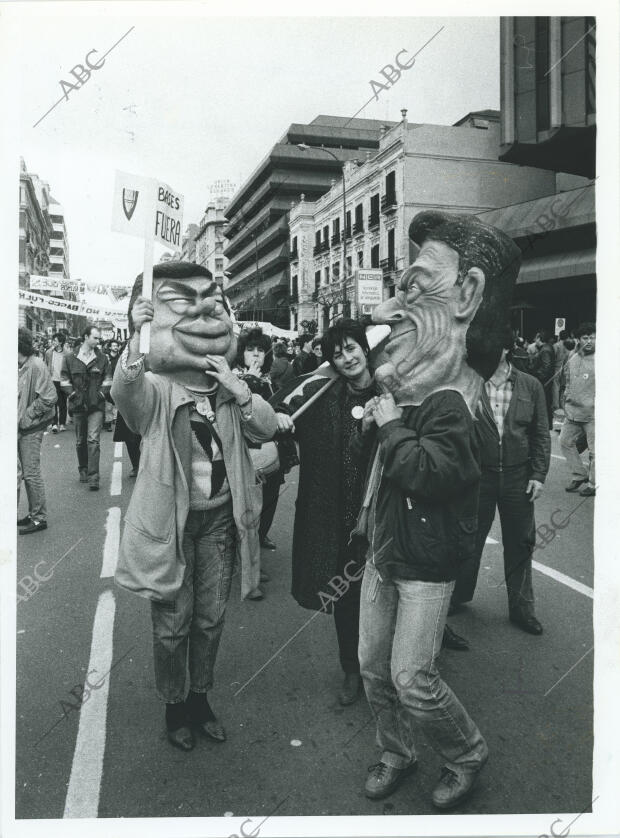 En la imagen, muñecos representando a Felipe González y Ronald Reagan