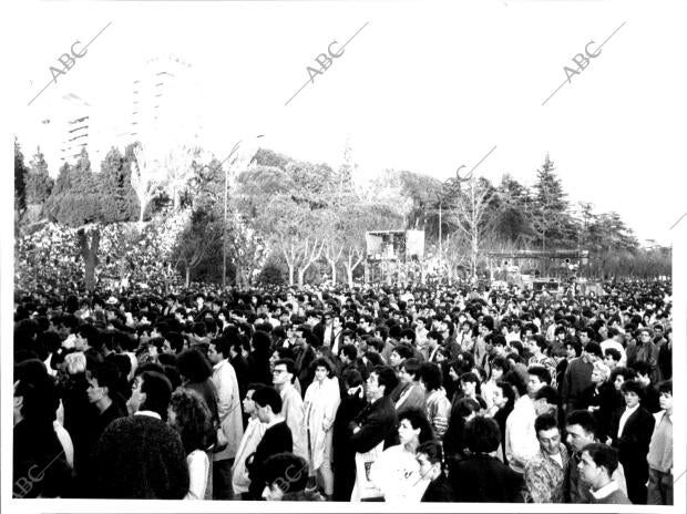 Jóvenes Amontonados Durantre un espectáculo al aire libre de Madrid, en Tiempos...