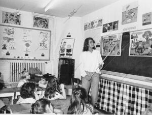 La Infanta Elena dando clase en el colegio Santa María del Camino