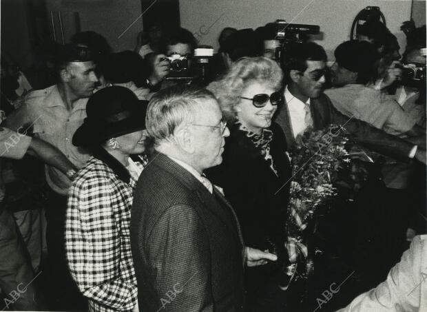 Frank Sinatra y su mujer Barbara a su llegada al Aeropuerto de Barajas