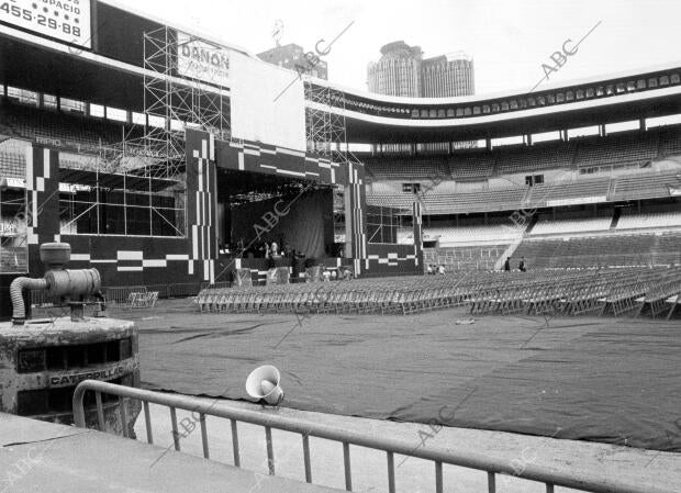 Estadios - Santiago Bernabeu - Preparativos del escenario de Frank Sinatra para...