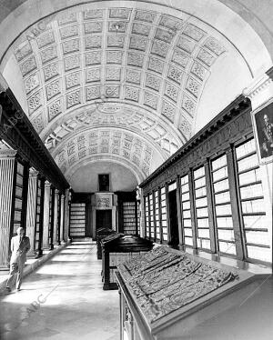 Ha recorrido las Dependencias del archivo de Indias el embajador de Perú en...