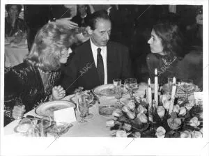 Marc Bohan entre Tessa de Baviera (izquierda) y Carmen Martínez de Bordiú