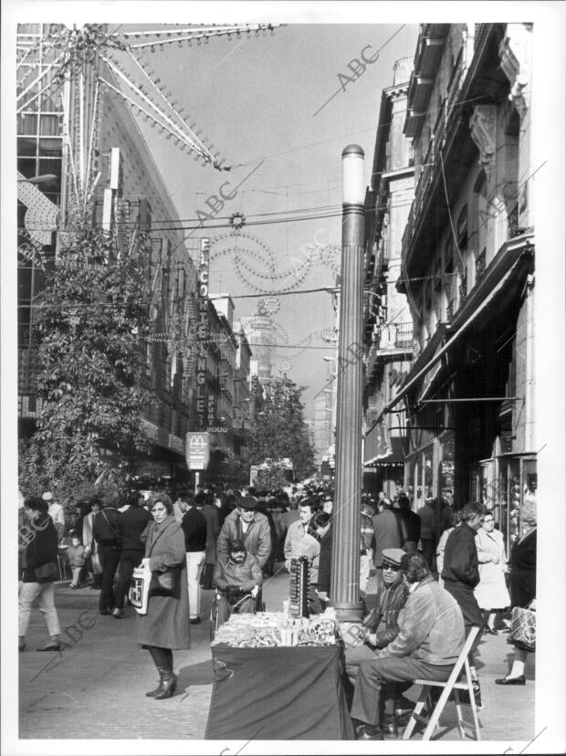 En la imagen, una de las polémicas farolas «supositorio» en la calle Preciados