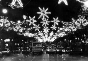 Iluminación navideña en la calle de Serrano