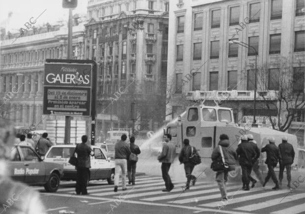 En Madrid miles de jóvenes se manifestaron ante la sede del Ministerio de...