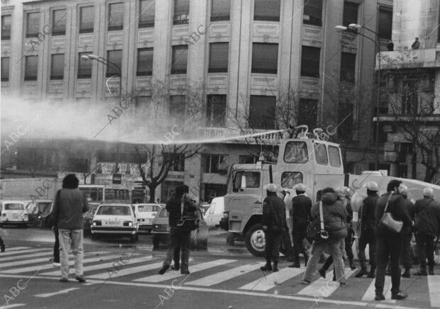 En Madrid miles de jóvenes se manifestaron ante la sede del Ministerio de...