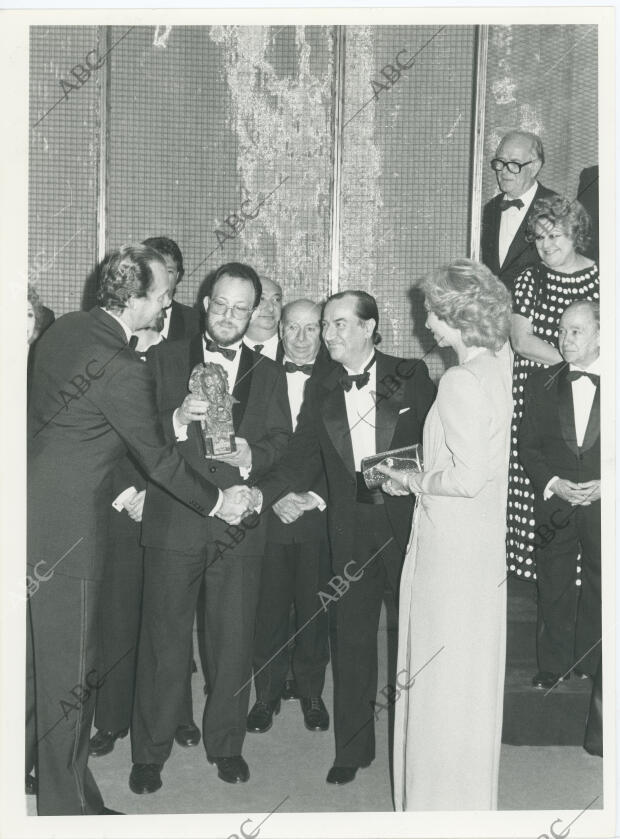 En la imagen, SS.MM. los reyes Don Juan Carlos y Doña Sofía, en presencia del...