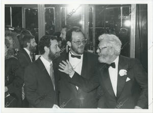 En la imagen, José Luis Garci conversa con el presidente de la Academia, José...