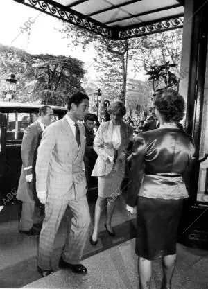 Los Príncipes de Gales, Carlos y Diana, llegan al Hotel Ritz de Madrid para...