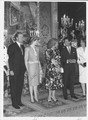 Los Príncipes de Gales en el palacio Real, en Dónde sus Majestades los Reyes les...