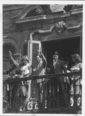 En la Imagen, Saludando desde el Balncón del ayuntamiento