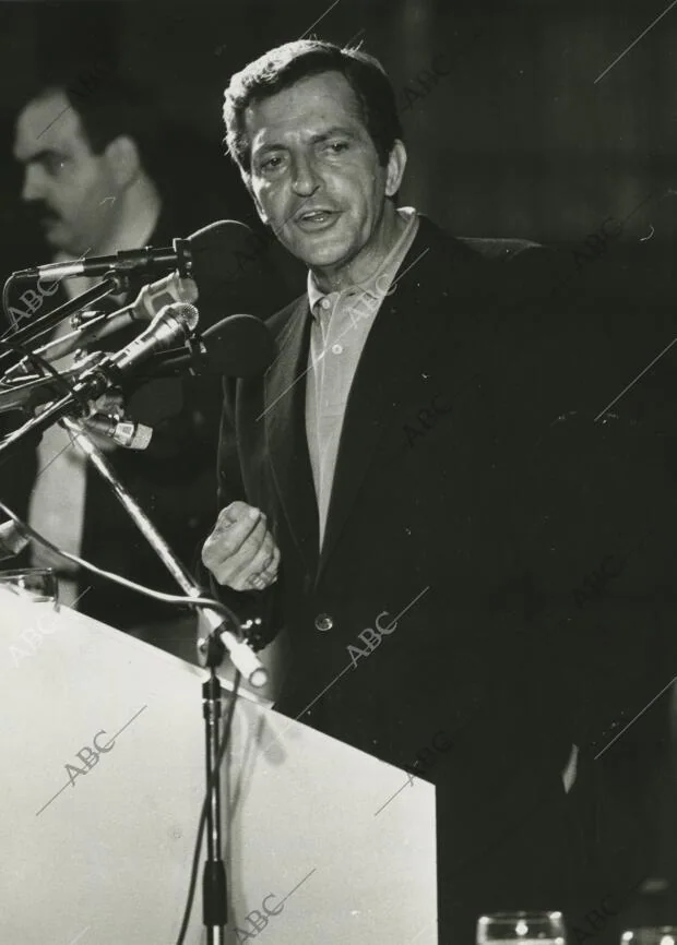 Adolfo Suárez, de Centro Democrático y Social, durante la campaña de las...