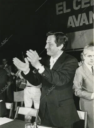 Adolfo Suárez, de Centro Democrático y Social, durante la campaña de las...