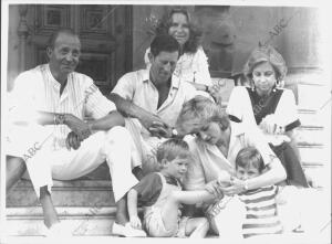 La familia real Española con los Príncipes de Gales y sus Hijos en el palacio de...