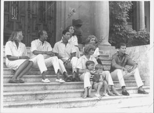 La familia real Española con los Príncipes de Gales y sus Hijos en el palacio de...