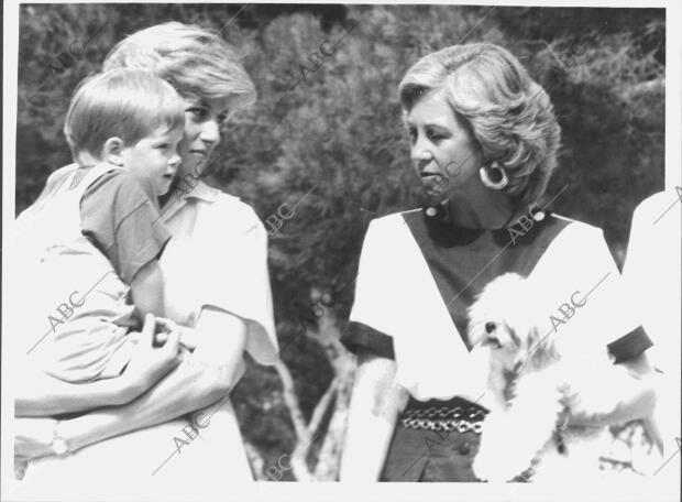 La Reina Sofía con la Princesa de Gales y su hijo Enrique en los Jardines del...