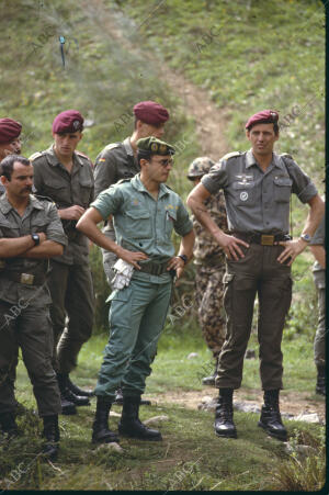 En la imagen, Soldados alemanes junto a un oficial del Tercio Alejandro...