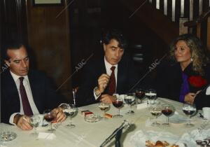 Carlos Goyanes, Jesús Hermida y la señora de Fraile durante la entrega del ABC...