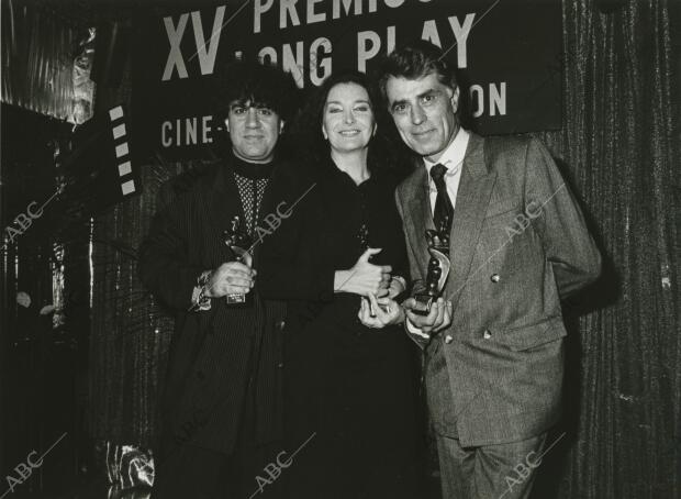 Almodóvar, Nuria Espert y Jesús Hermida con sus galardones en los premios Long...
