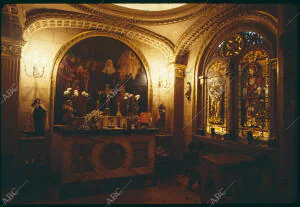 En la imagen, el oratorio, en donde las vidrieras representan a Santa Isabel de...