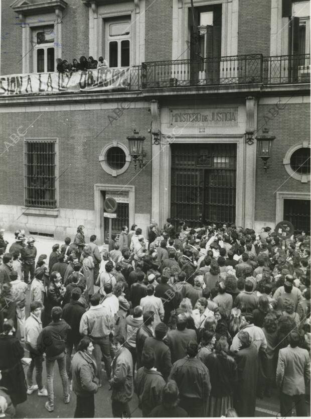 Los manifestantes coincidieron con un grupo de objetores de conciencia que se...