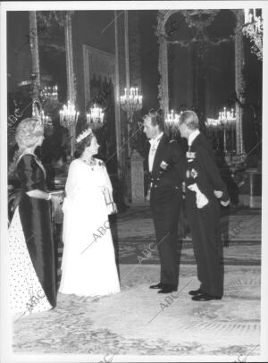 En la Imagen, don Juan Carlos y doña Sofía Conversan con la Reina Isabel Ii y el...