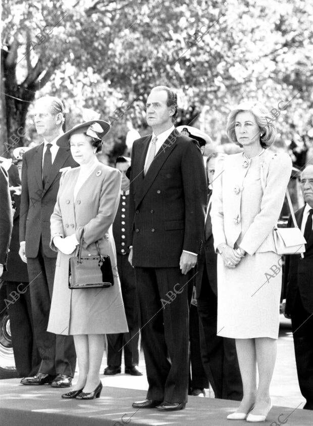 A su Llegada al palacio de el pardo que Será su residencia oficial durante su...