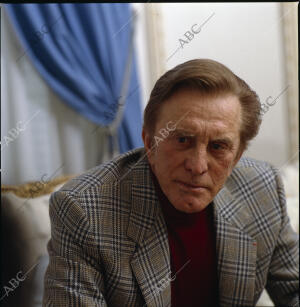 Kirk Douglas posa para ABC en el hotel Ritz de Madrid, ciudad que ha visitado...